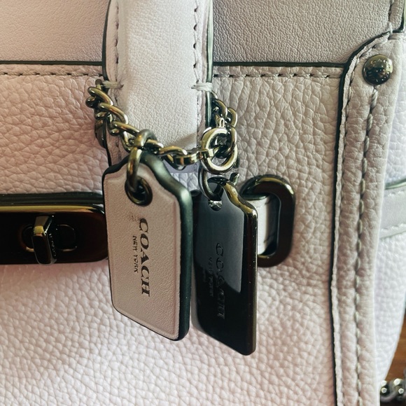 Coach, Collector's Piece-Limited Edition!Ariana Grande, Kitty mini swagger w/COA - Picture 7 of 16